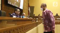 Ketua Komisi II, Ahmad Doli Kurnia (kiri) berbincang dengan Ketua KPU Hasyim Asyari saat rapat kerja dengan Komisi II DPR RI di Kompleks Parlemen, Jakarta, Rabu (13/4/2022). Raker tersebut membahas persiapan pemilu serentak pada 2024. (Liputan6.com/Angga Yuniar)