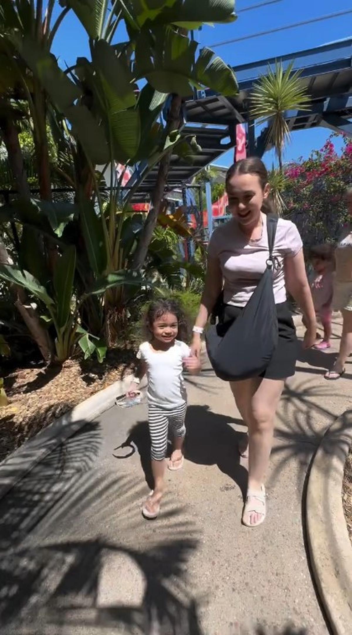 7 Potret Cara Rose Anak Rianti Cartwright Naik Roller Coaster Pertama Kali, Berani Sambil Angkat Tangan