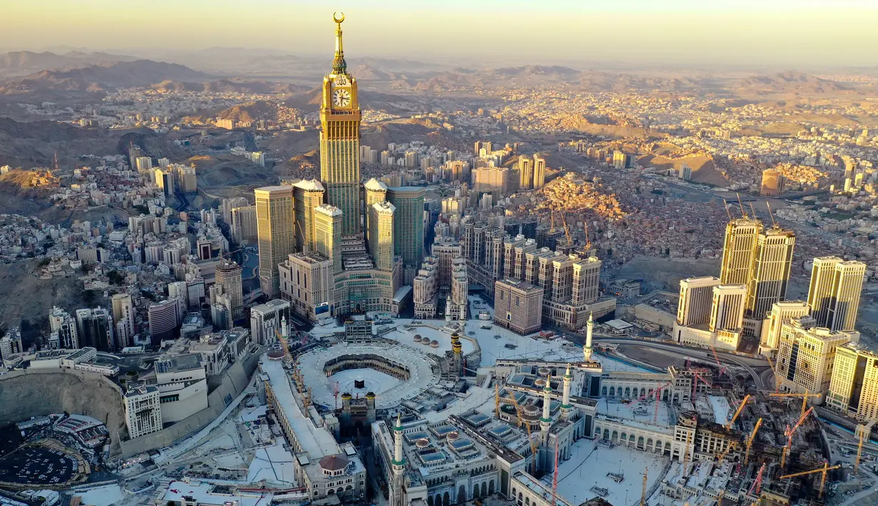 Dari pemantauan udara suasana Masjidil Haram dan sekitarnya sepi pada hari pertama bulan suci Ramadan di kota suci Makkah, Arab Saudi (24/4/2020). Pemerintah Arab Saudi masih memberlakukan lockdown akibat pandemi Covid-19 di hari pertama bulan suci Ramadan di Kota Makkah. (AFP/Bandar Aldandani)