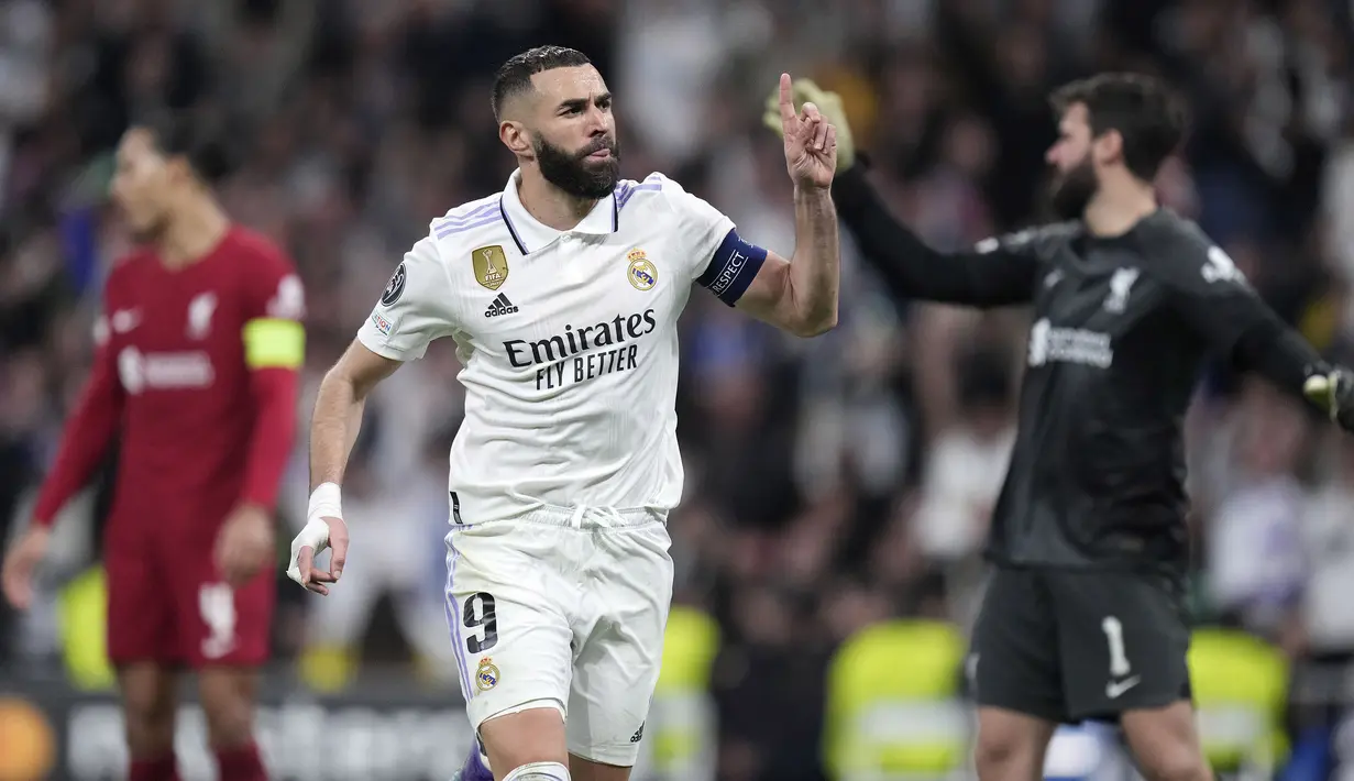 Pemain Real Madrid, Karim Benzema melakukan selebrasi setelah mencetak gol ke gawang Liverpool pada laga 16 besar Liga Champions 2022/2023 yang berlangsung di Santiago Bernabeu, Madrid, Spanyol, Kamis (16/03/2023) WIB. Laga dimenangkan oleh Real Madrid dengan skor 1-0. (AP Photo/Manu Fernandez)