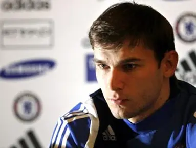 Chelsea's latest signing Branislav Ivanovic is introduced to the press at the club's training facility in Cobham, south-west of London, 25 January 2008. AFP PHOTO/ADRIAN DENNIS