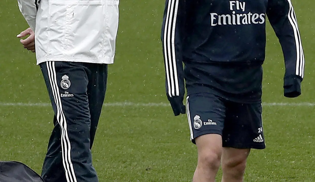 Pelatih anyar Real Madrid, Santiago Solari, memimpin sesi latihan di Valdebebas, Madrid, Selasa (30/10/2018). Santiago Solari menjadi pelatih Real Madrid menggantikan Julen Lopetegui yang dipecat. (AP/Manu Fernandez)
