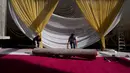 Anggota kru menggelar karpet merah untuk Academy Awards ke-94 atau disebut juga piala Oscar pada hari Minggu di luar Teater Dolby, Los Angeles, Rabu (23/3/2022). Piala Oscar 2022 ini disiarkan langsung di ABC pukul 20.00 waktu setempat di lebih dari 200 wilayah di seluruh dunia. (AP Photo/Jae C.Hong