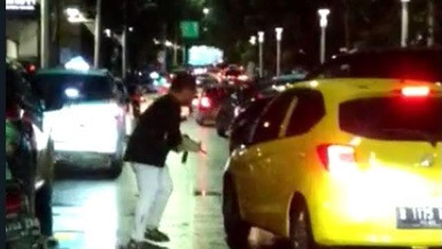 Viral Video Pengemudi Fortuner Rusak Mobil Brio di kawasan Office 8 Senopati, Jakarta Selatan (Jaksel).