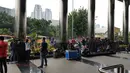 Suasana penyambutan penyidik KPK Novel Bawesdan di gedung KPK, Jakarta, Kamis (22/2). Saat ini kondisi mata kanan Novel sudah bisa melihat, tetapi masih membutuhkan bantuan. (Liputan6.com/Herman Zakharia)