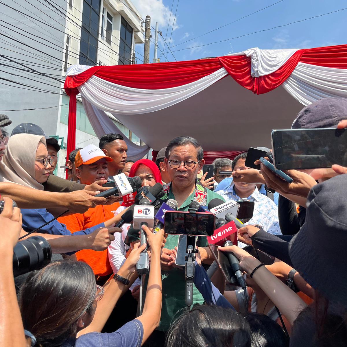 Pramono Janji Benahi Masalah Warga Tinggal di Bantaran Rel Kereta