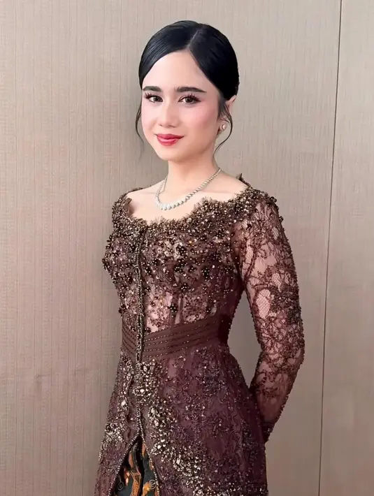 Sebagai kekasih Dul Jaelani, tentu Tissa Biani tak ketinggalan hadir. Penampilannya pun tak luput dari perhatian publik.