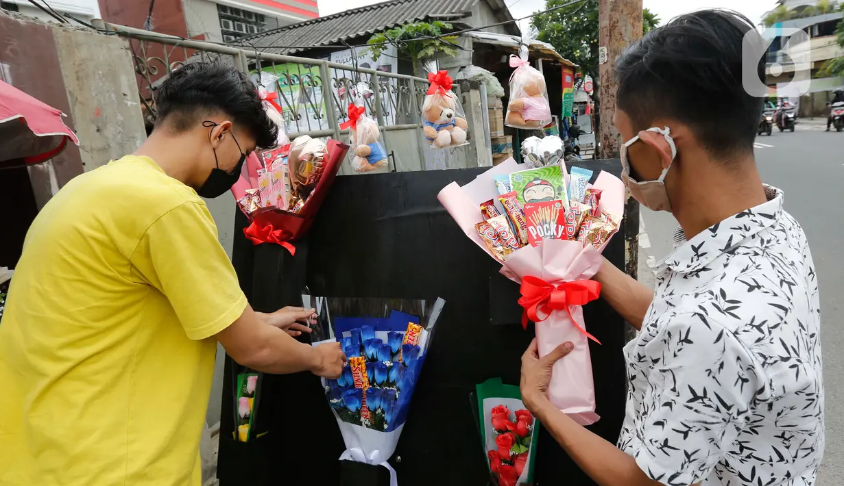 Warga membeli suvenir unik di Rawa Belong, Jakarta, Minggu (14/2/2021). Banyak masyarakat berburu suvenir berupa boneka,bunga, dan coklat untuk merayakan Hari Kasih Sayang. (Liputan6.com/Angga Yuniar)
