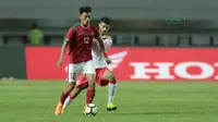 Pemain Timnas Indonesia U-23, Lerby Eliandri saat melawan Bahrain pada laga PSSI Anniversary Cu 2018 di Stadion Pakansari, Bogor, (26/4/2018). Bahrain menang 1-0. (Bola.com/Nick Hanoatubun)