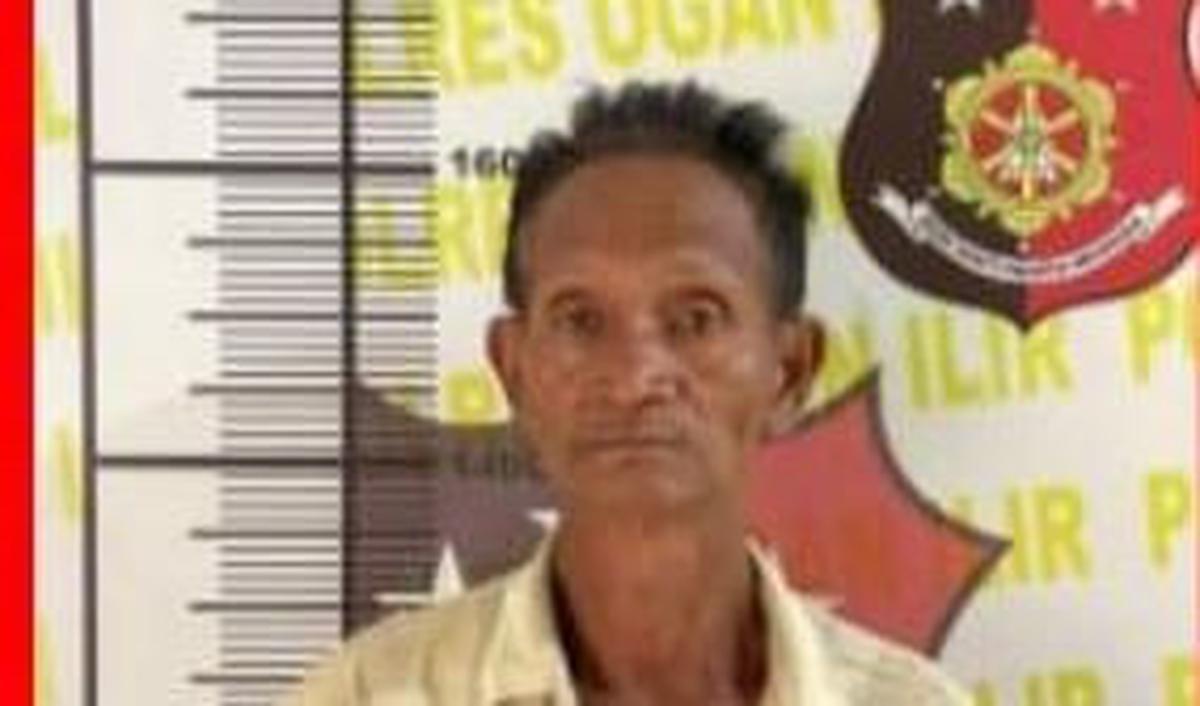 Tim memergoki pegawai sedang melakukan proses pemindahan BBM hasil sulingan tradisional asal Musi Banyuasin ke sejumlah drum.