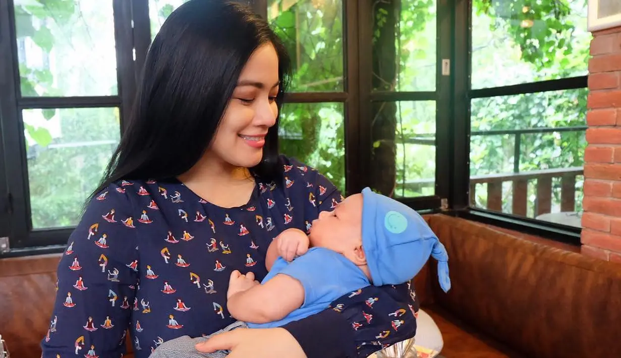 Sejak dulu, Titi Kamal memang tidak mengecewakan publik dalam urusan penampilan. Terbukti sampai ia sudah memiliki dua orang anak sekarang ini. Dan begini lah gaya Titi saat menggendong bayi mungilnya. (Instagram/titi_kamall)