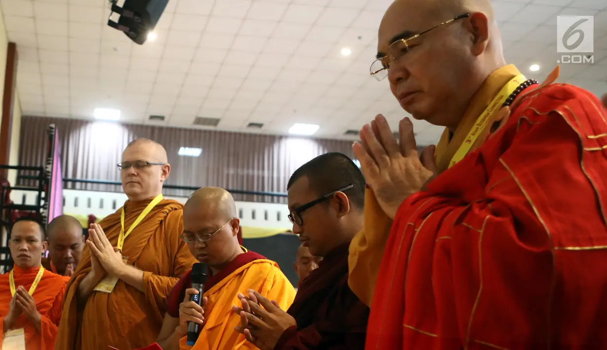 Perwakilan umat Buddha Se Asia berdoa saat menghadiri Asian Buddhism Connection Ke 3 di Gedung Praasadha Jinarakkhita, Jakarta, Sabtu (15/9). Konferensi internasional tingkat Asia tersebut berlangsung dari 15 -17 September 2018. (Liputan6.com/Johan Tallo)