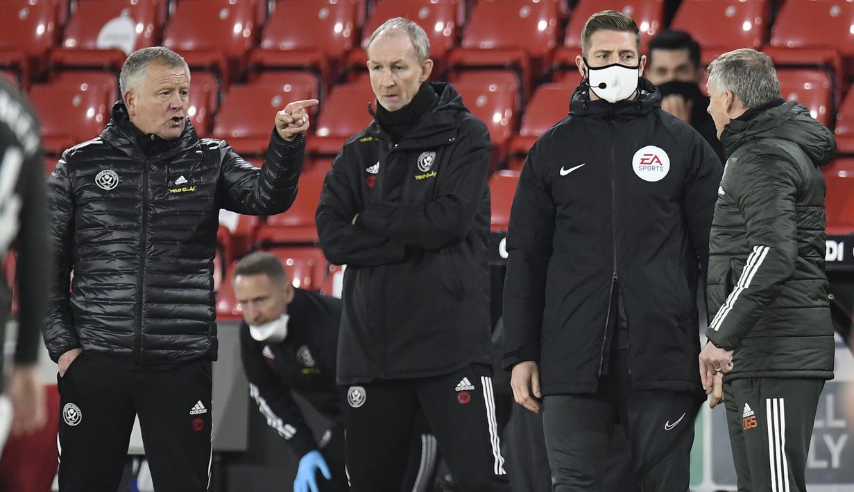 Manajer Sheffield United, Chris Wilder (kiri), dan Manajer Mancheseter United, Ole Gunnar Solskjaer (kanan) terlibat adu mulut dalam laga lanjutan Liga Inggris pekan ke-13 di Bramall Lane, Sheffield, Kamis (17/12/2020). Sheffield United kalah 2-3 dari Manchester United. (AFP/Peter Powell/Pool)
