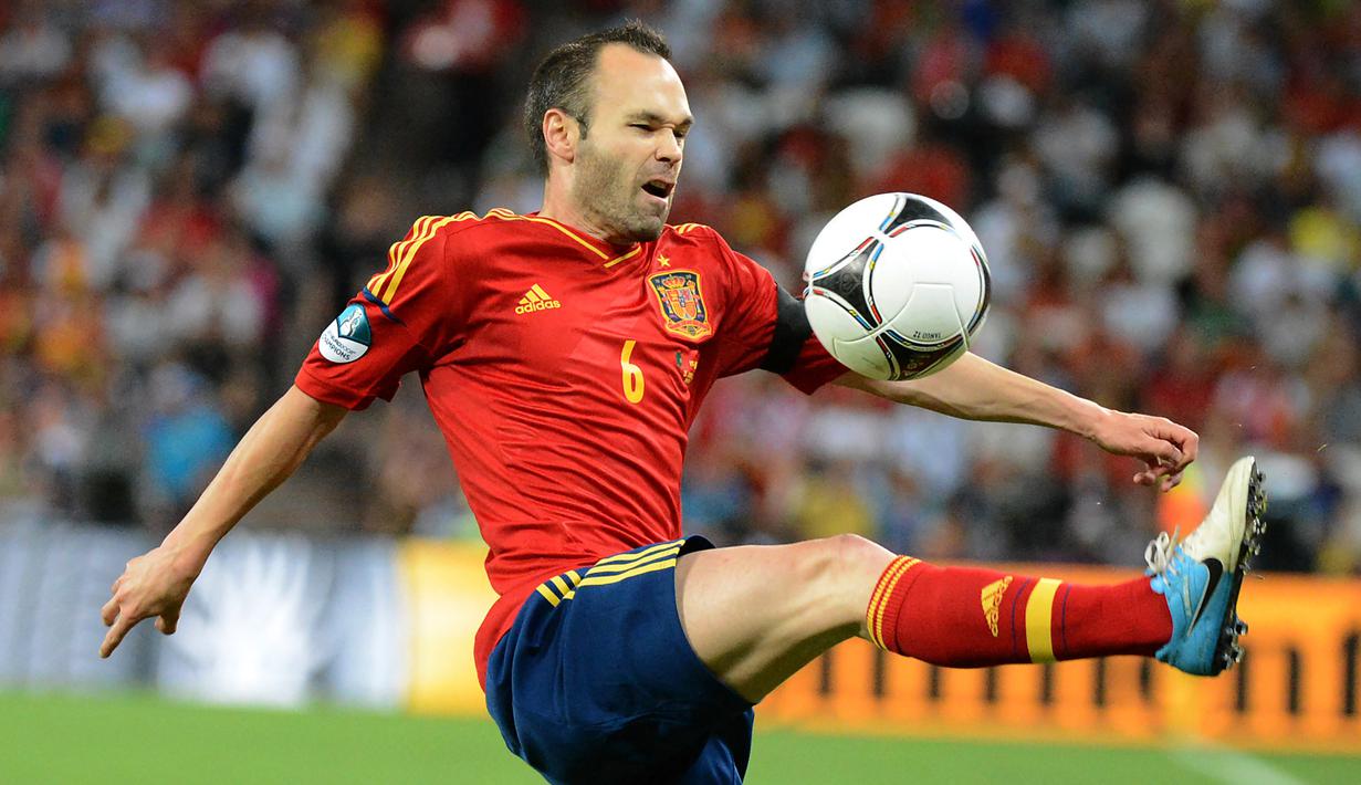 Andres Iniesta. Meraih gelar Euro 2012 bersama Timnas Spanyol dan menjadi pemain terbaik turnamen tak cukup membawanya merebut Ballon d'Or 2012. Ia hanya menempati posisi ketiga. Gelar jatuh ke tangan Lionel Messi yang tampil tajam dengan 91 gol bersama Barcelona. (AFP/Damien Meyer)
