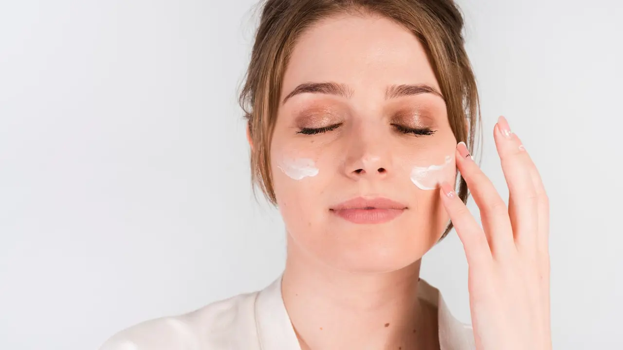 Trik Reapply Sunscreen Saat Full Makeup Tanpa Merusak Riasan (photo by freepik.com)