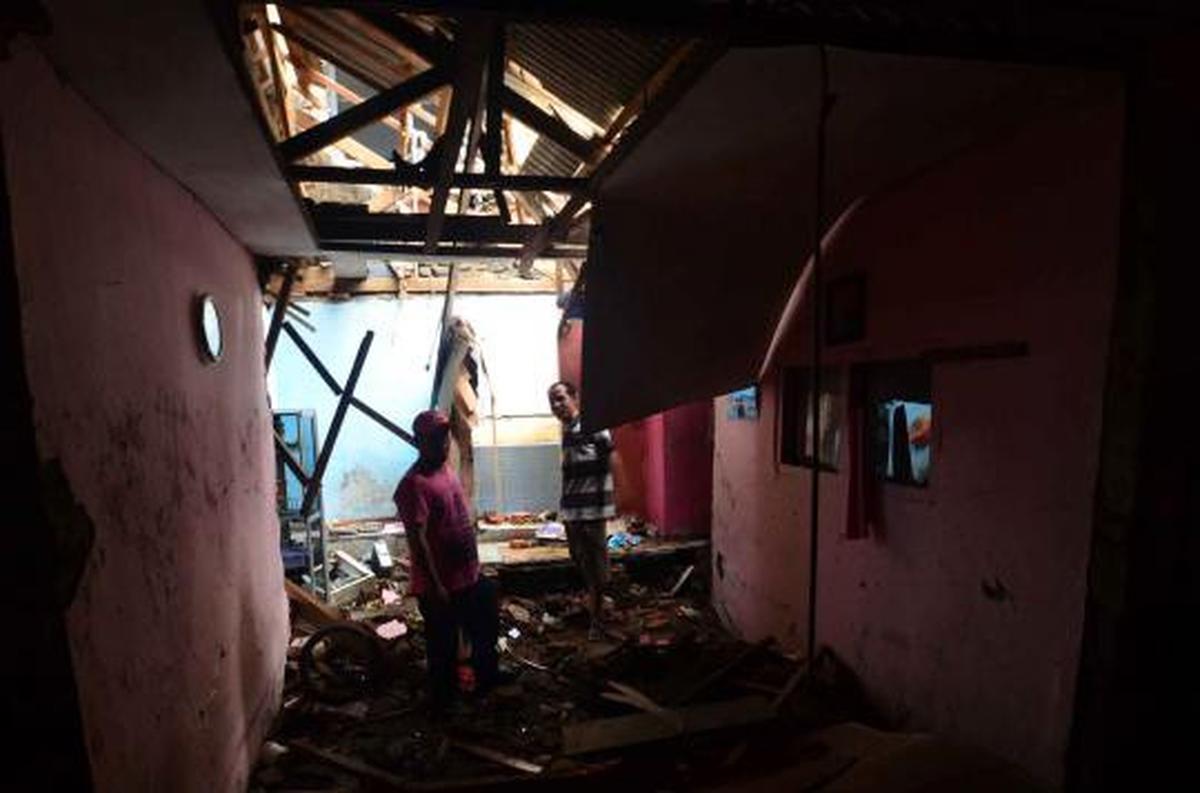 Tembok STIE PBM ambruk timpa 4 rumah warga