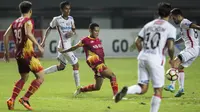 Gelandang Bhayangkara FC, Evan Dimas, berusaha melewati kepungan pemain Bali United pada laga Liga 1 Indonesia di Stadion Patriot, Bekasi, Jumat (29/9/2017). Bhayangkara menang 3-2 atas Bali. (Bola.com/Vitalis Yogi Trisna)