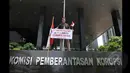 Pong Harjatmo, membentangkan spanduk di depan Gedung Komisi Pemberantasan Korupsi (KPK), Jakarta, Rabu (28/1/2015). Pong Harjatmo menyerukan agar KPK - Polri kompak untuk memberantas korupsi yang merugikan rakyat Indonesia. (Liputan6.com/Andrian M Tunay)