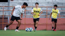 Pemain Timnas Indonesia U-17, Amar Brkic (tengah) menggiring bola saat latihan resmi jelang laga penentu Grup A Piala Dunia U-17 2023 melawan Timnas Maroko U-17 yang berlangsung di Stadion Gelora 10 November, Tambaksari, Surabaya,  Rabu (15/11/2023). (Bola.com/Bagaskara Lazuardi)