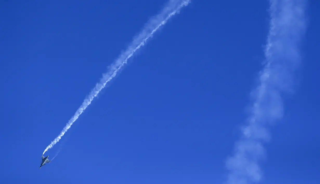 Aksi pesawat jet tempur di uadara di provinsi Nakhon Ratchasima, Thailand, (24/11). Militer Thailand dan Cina mengadakan pertunjukan udara bersama untuk meningkatkan kerjasama militer. (REUTERS/Athit Perawongmetha)