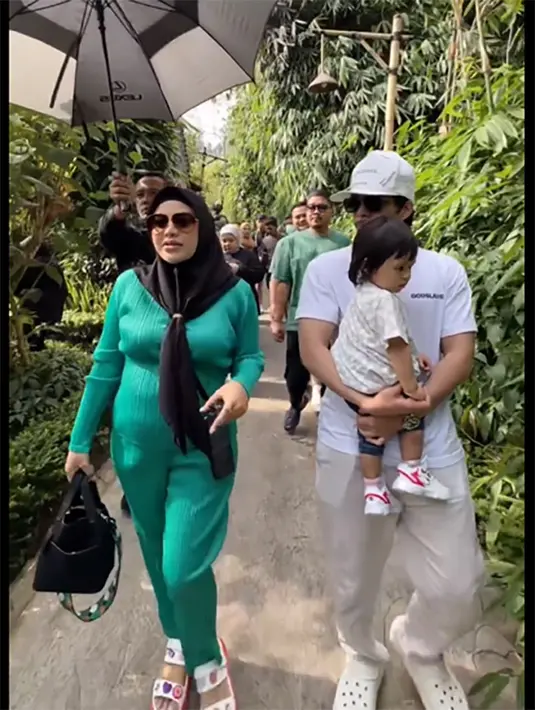 Sebelum tambah anggota keluarga, Atta dan Aurel mengajak sang buah hati menikmati liburan. Anak Anang Hermansyah dan Krisdayanti itu sedang hamil anak kedua. [Instagram/aurelie.hermansyah]