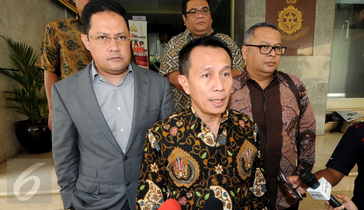 Ketua Komisi Yudisial (KY), Suparman Marzuki menjawab pertanyaan wartawan di Bareskrim Polri, Jakarta, Senin (28/9/2015). Suparman diperiksa sebagai tersangka kasus pencemaran nama baik atas laporan Hakim Sarpin. (Liputan6.com/Helmi Afandi)