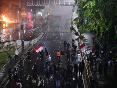 Massa aksi memenuhi ruas jalan Semanggi saat aksi unjuk rasa di Mapolda Metro Jaya, Jakarta, Jumat (29/8/2025). (merdeka.com/Arie Basuki)