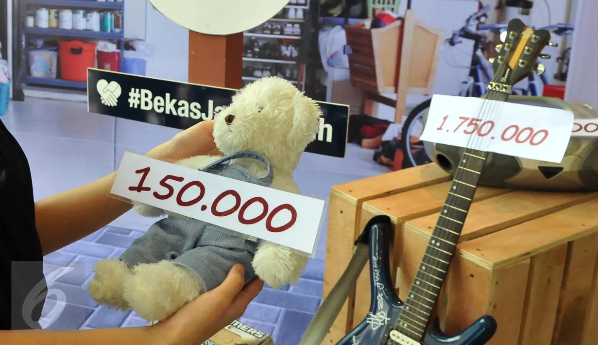 Sejumlah barang yang tak terpakai yang dipamerkan di Jakarta, Kamis (11/6/2015). OLX mengajak masyarakat dalam gerakan sosialisasi membantu sesama dengan tagar #BekasJadiBerkah saat beriklan di OLX (Liputan6.com/Andrian M Tunay)