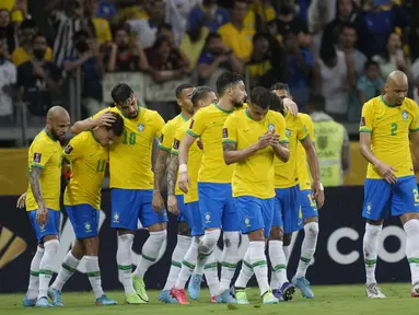 Gelandang Brasil, Philippe Coutinho (kedua kiri) berselebrasi bersama rekan-rekannya usai mencetak gol ke gawang Paraguay pada laga Kualifikasi Piala Dunia 2022 zona CONMEBOL di stadion Mineirao di Belo Horizonte, Brasil, Rabu (2/2/2022). Brasil menang atas Paraguay 4-0. (AP Photo/Andre Penner)