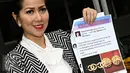 Aktris Venna Melinda memperlihatkan bukti saat tiba di Polda Metro Jaya, Jakarta, Senin (4/1/2015). Venna melaporkan oknum yang diduga mencatut namanya di media sosial dalam kasus penipuan bermodus jual beli online. (Liputan6.com/Immanuel Antonius)