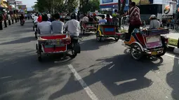 Sejumlah betor melintas saat gladi resik kirab Kahiyang Ayu dan Bobby Nasution di sepanjang jalan Gagak Hitam, Medan, Rabu (22/11). Beberapa bentor tersebut akan dinaiki para Menteri. (Liputan6.com/Johan Tallo)