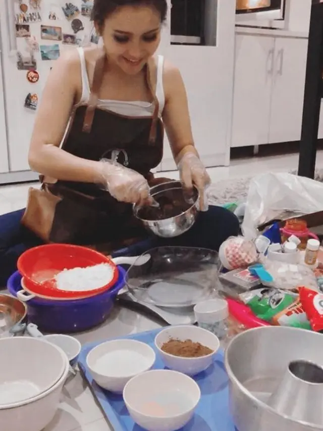 Potret Ayu Ting Ting di Saat Memasak