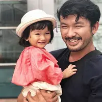 Rio Dewanto bersama anaknya. (Instagram/atiqahhasiholan)