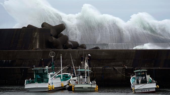 Ombak menghantam pemecah gelombang di sebuah pelabuhan di Kota Kiho, Prefektur Mie, Jepang, Jumat (11/10/2019). Badan Meteorologi Jepang (JMA) mengimbau warga untuk melakukan evakuasi tahap awal jelang kedatangan Topan Hagibis. (AP Photo/Toru Hanai)