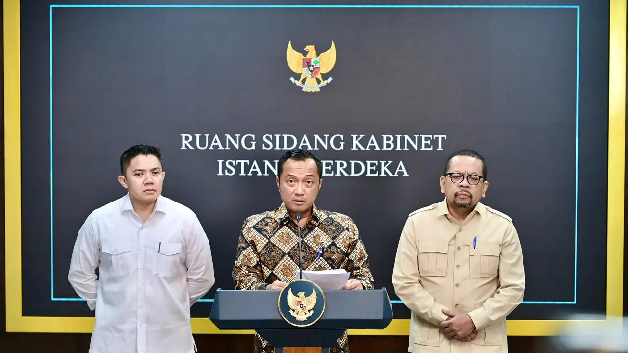 Mensesneg Prasetyo Hadi menyampaikan keputusan Presiden Prabowo merombak pimpinan BGN