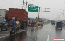 Hati-Hati! Bahaya Menerobos Banjir Menggunakan Sepeda Motor Matic