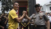 Kapolri, Tito Karnavian, menyambut kapten Bhayangkara FC, Indra Kahfi, saat tiba di PTIK, Jakarta, Selasa (12/12/2017). Menjadi juara Liga 1, pemain dan official Bhayangkara mendapatkan penghargaan dari Polri. (Bola.com/Vitalis Yogi Trisna)