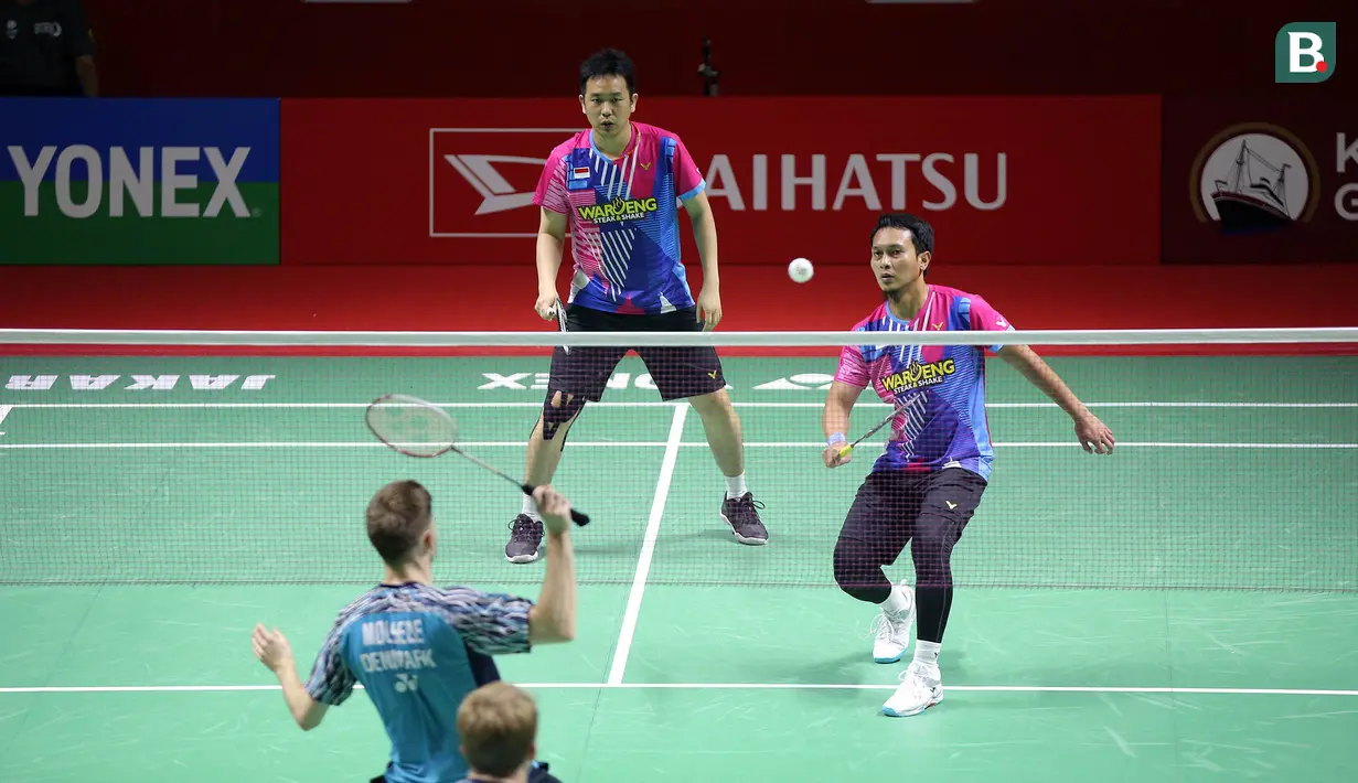 Diunggulkan di tempat kedua, Mohammad Ahsan/Hendra Setiawan hanya membutuhkan waktu 30 menit untuk menyudahi perlawanan pasangan Denmark, Jeppe Bay/Lasse Molhede. (Bola.com/Ikhwan Yanuar)