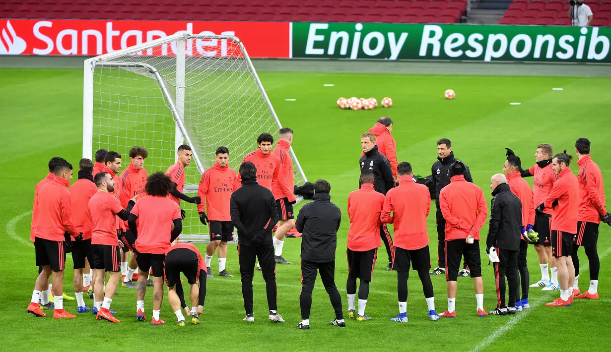Para pemain Real Madrid melakukan latihan jelang laga Liga Champions 2019 di Johan Cruijff Arena, Selasa (12/2). Real Madrid akan berhadapan dengan Ajax Amsterdam. (AFP/Emmanuel Dunand)