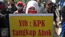 Peserta aksi membawa poster bertuliskan "Yth : KPK Tangkap Ahok" saat aksi di Balai Kota DKI Jakarta, Rabu (1/6). Buruh meminta KPK menangkap Ahok dalam dugaan korupsi RS Sumber Waras, Reklamasi dan penyalahgunaan diskresi.  (Liputan6.com/Gempur M Surya)