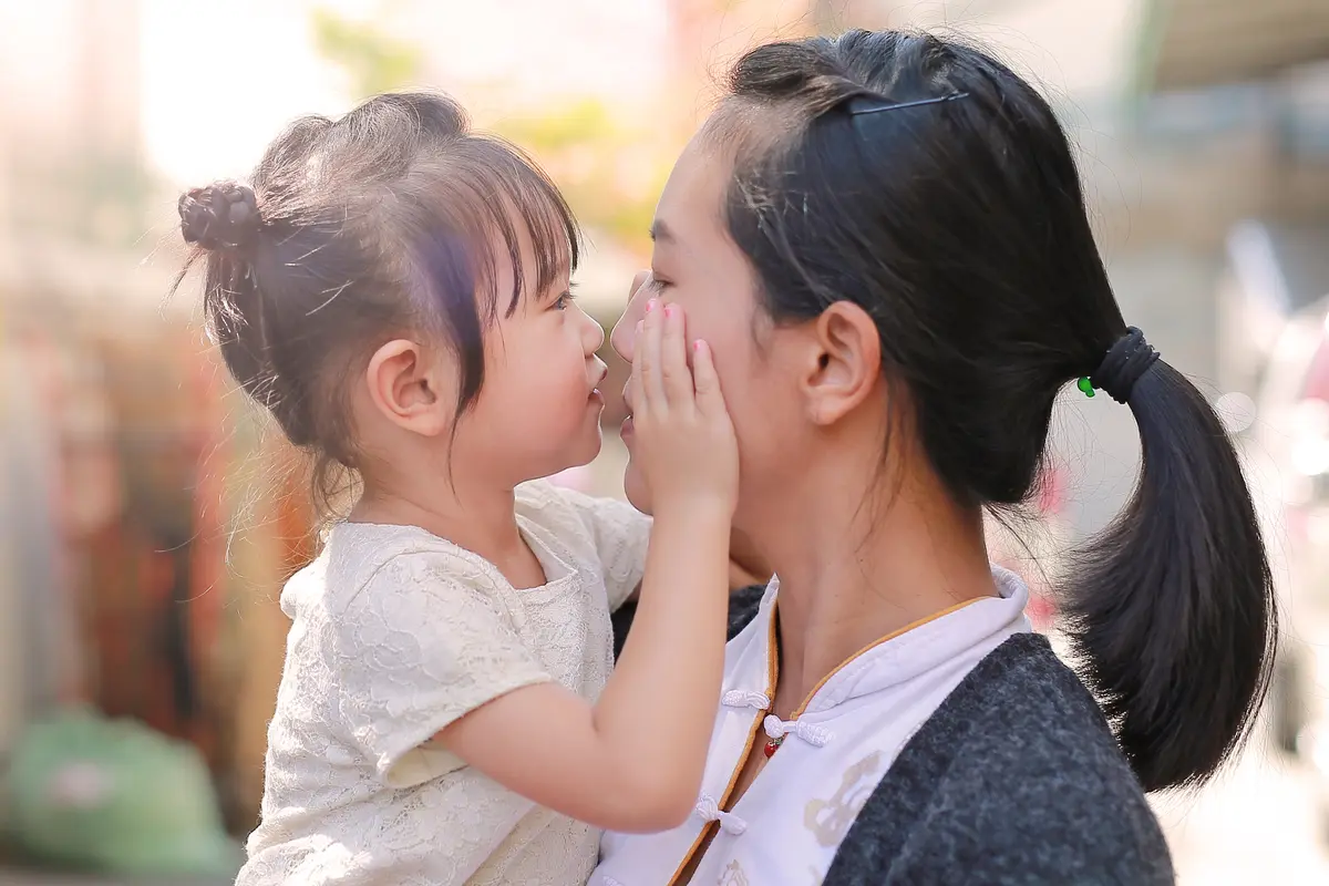 Risiko di balik kebiasaan orangtua cium bibir anak. (iStockphoto