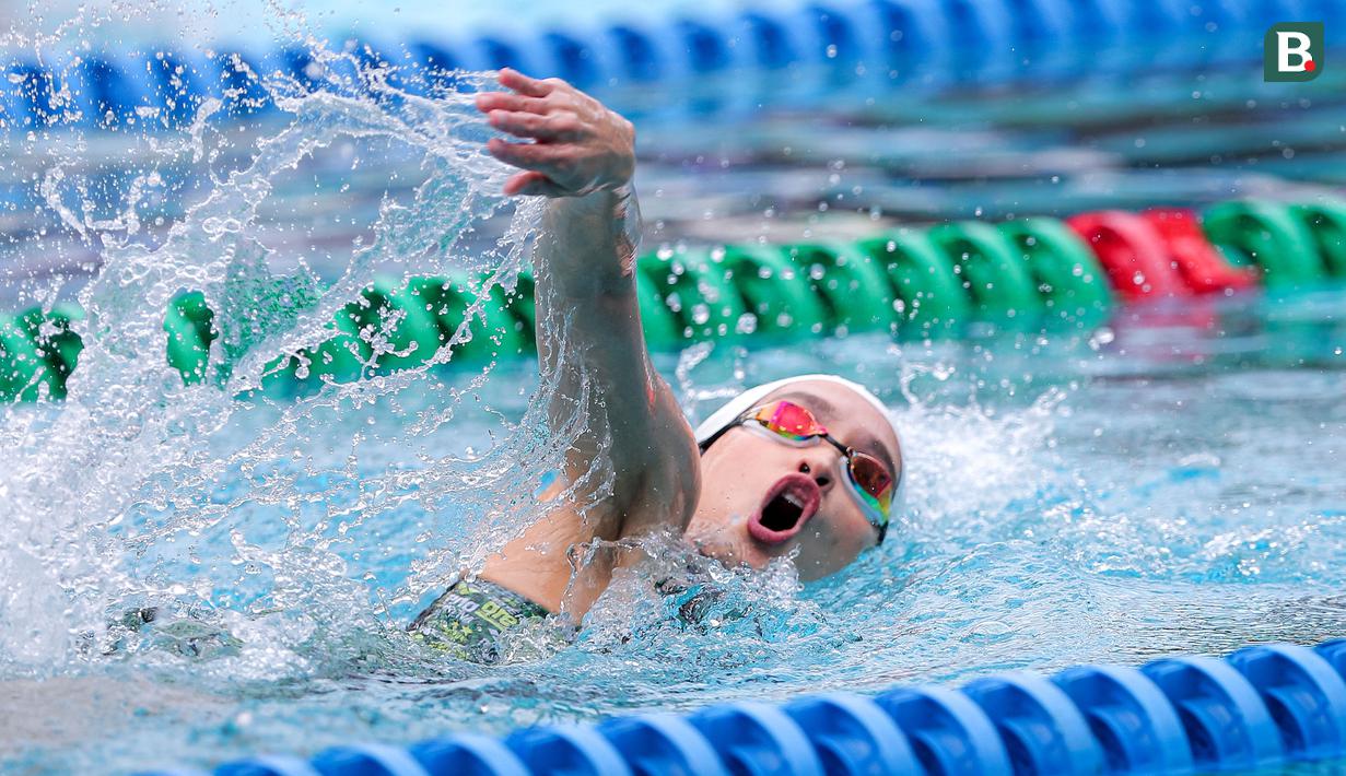 Dara kelahiran Jerman tersebut mengambil urutan ketiga untuk masuk ke dalam kolam. Cinta Laura mampu menyusul bahkan mengungguli lawan-lawannya saat berenang menuju perenang terakhir yang diambil oleh Tarra Budiman. (Bola.com/Bagaskara Lazuardi)