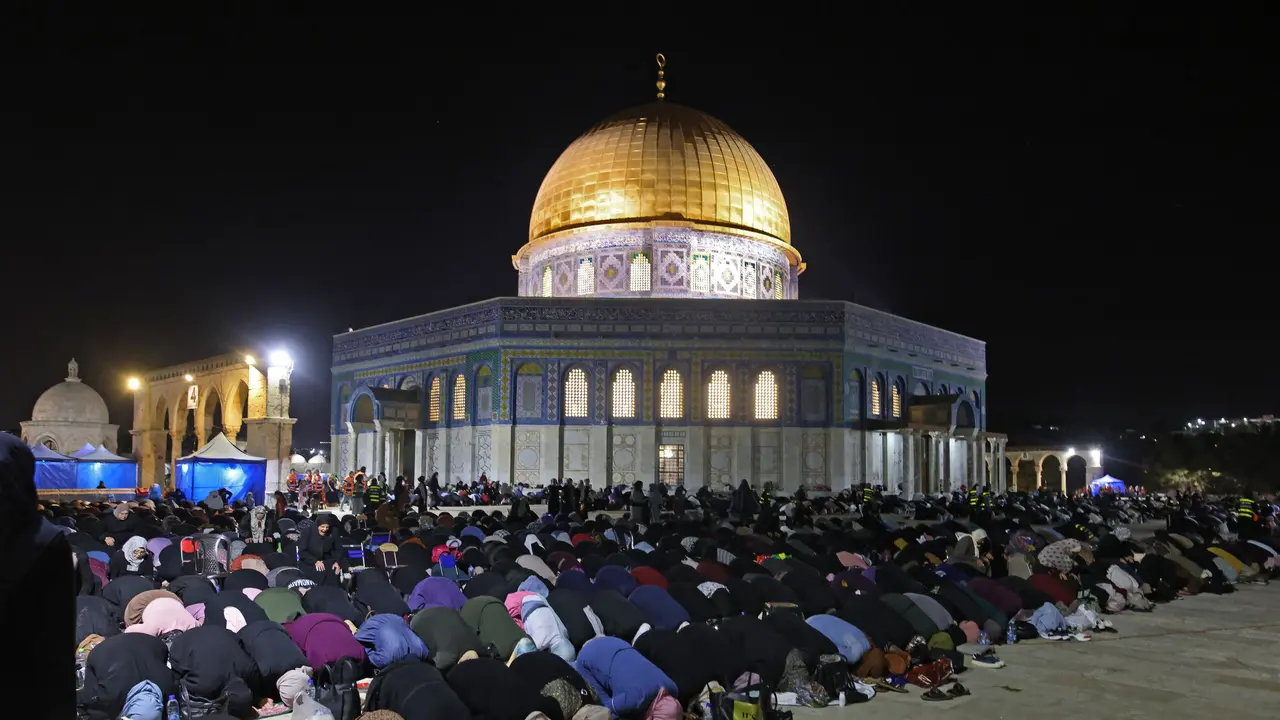 Melihat Muslim Palestina Berdoa Saat Malam Lailatul Qadar