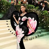 Melihat gaya terbaik Demi Moore di Met Gala 2024 (@demimoore)