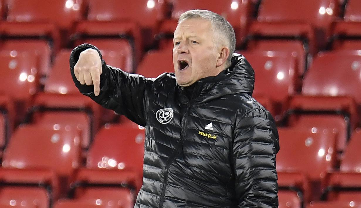 Manajer Sheffield United, Chris Wilder, memberi instruksi kepada para pemainnya dalam laga lanjutan Liga Inggris pekan ke-13 melawan Manchester United di Bramall Lane, Sheffield, Kamis (17/12/2020). Sheffield United kalah 2-3 dari Manchester United. (AFP/Peter Powell/Pool)