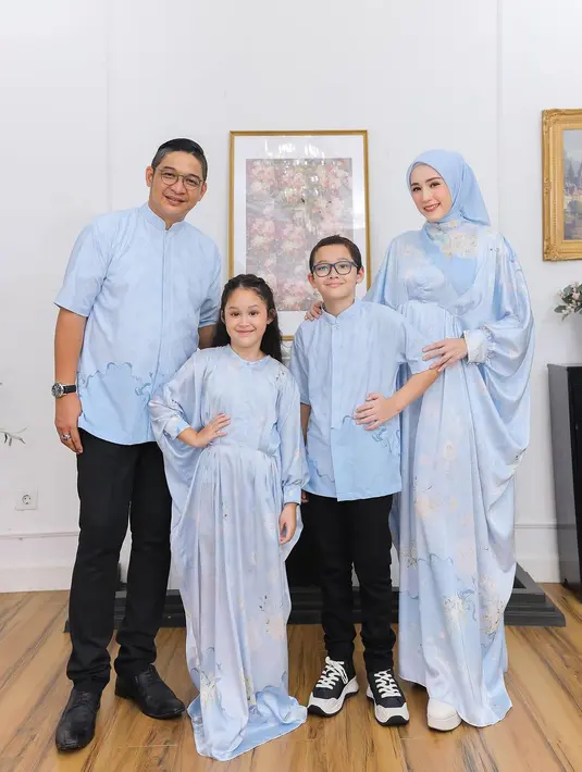 Sementara Adelia dan sang putri kompak kenakan kaftan warna sky blue, Pasha dan sang putra memilih baju koko dan celana panjang hitam.  [@adeliapasha]