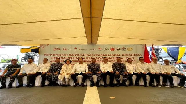 Penyerahan bantuan dari SRO pasar modal Indonesia kepada keluarga pahlawan nasional, Selasa (10/1/2023). (Foto: BEI)