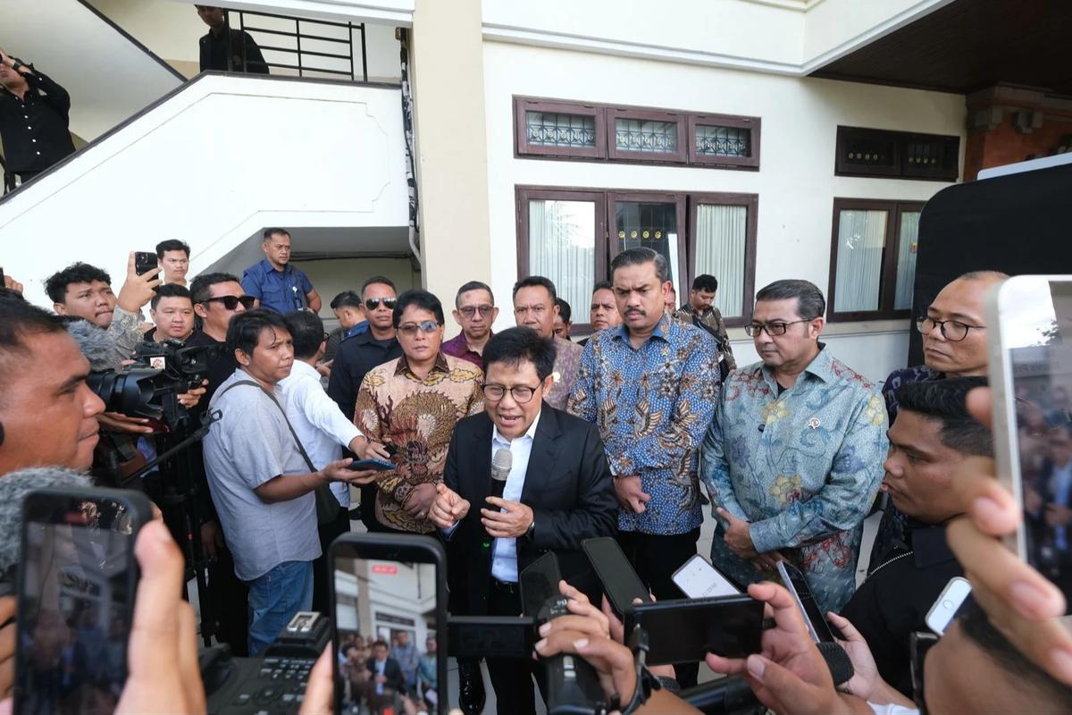 Menko PM Abdul Muhaimin Iskandar dan Menteri Ekonomi Kreatif/Kepala Badan Ekonomi Kreatif, Teuku Riefky Harsya saat hadiri Akad massal KUR 1.000 UMKM Ekonomi Kreatif di Bali