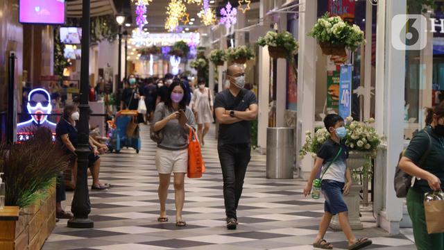 Pengunjung beraktivitas di sebuah pusat perbelanjan di kawasan Tangerang Selatan, Rabu (8/12/2021). Pemerintah mengingatkan varian omicron sudah masuk ke kawasan ASEAN, salah satunya Malaysia, sehingga masyarakat diminta untuk tetap mematuhi standar protokol kesehatan. (Liputan6.com/Angga Yuniar)