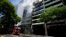 Seorang wanita tewas dan 42 lainnya terluka setelah kebakaran melanda dua lantai gedung tersebut. (AP Photo/Natacha Pisarenko)